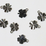 ソリッドクローバー / シルバーカラー / 8個 / 真鍮 / 9.0 x 10.9mm