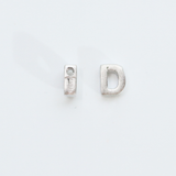 アルファベット D / 1個 / SV925+ホワイトゴールドメッキ / 4.5 x 5.6mm