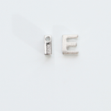 アルファベット E / 1個 / SV925+ホワイトゴールドメッキ / 4.6 x 5.6mm