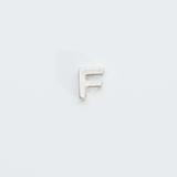 アルファベット F / 1個 / SV925+ホワイトゴールドメッキ / 4.5 x 5.8mm