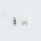 アルファベット H / 1個 / SV925+ホワイトゴールドメッキ / 4.5 x 5.6mm