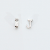 アルファベット J / 1個 / SV925+ホワイトゴールドメッキ / 3.9 x 5.9mm