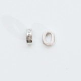 アルファベット O / 1個 / SV925+ホワイトゴールドメッキ / 4.7 x 5.8mm