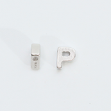 アルファベット P / 1個 / SV925+ホワイトゴールドメッキ / 4.6 x 5.6mm
