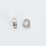 アルファベット Q / 1個 / SV925+ホワイトゴールドメッキ / 4.6 x 5.7mm