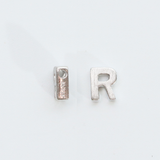 アルファベット R / 1個 / SV925+ホワイトゴールドメッキ / 4.4 x 5.6mm