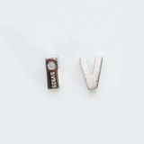 アルファベット V / 1個 / SV925+ホワイトゴールドメッキ / 4.3 x 5.8mm